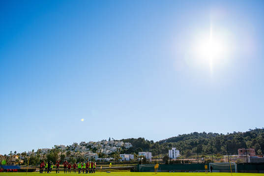 The players of Norway gather in a circle