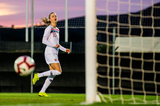 Caroline Graham Hansen of Norway sees her attempt go wide