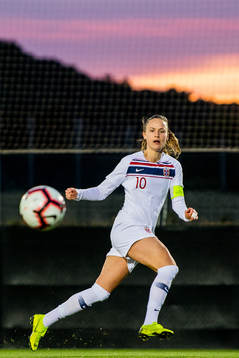 Caroline Graham Hansen shoots wide