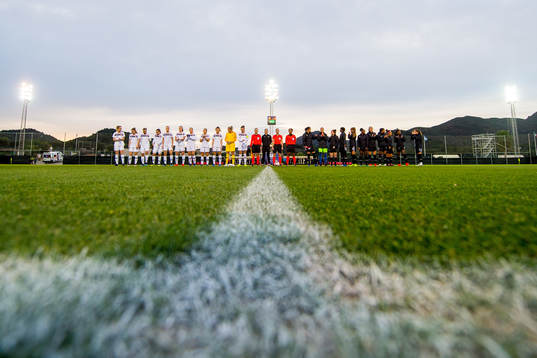 Players of Norway and Canada line up