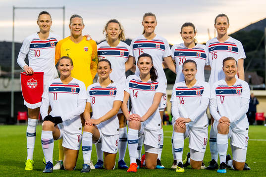 Caroline Graham Hansen (2nd row), goalkeeper Ingrid