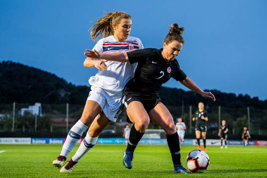 Emilie Bosshard Haavi of Norway and Allysha Chapman of