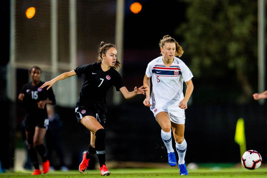 Julia Grosso of Canada and Synne Skinnes Hansen of Norway