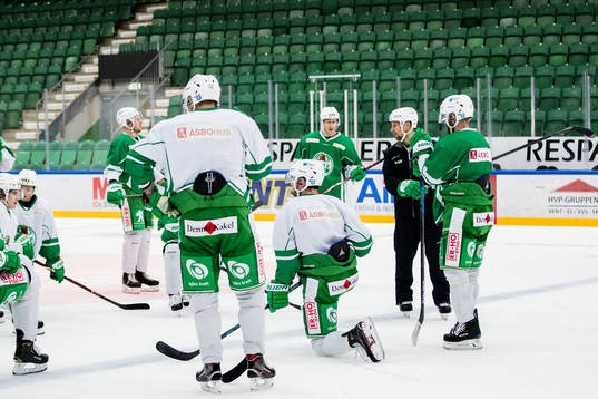 Spelare samlade och lyssnar på Rögles tränare Cam Abbott