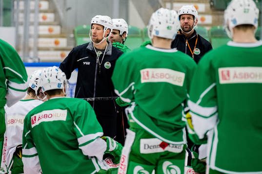 Rögles tränare Cam Abbott instruerar spelare