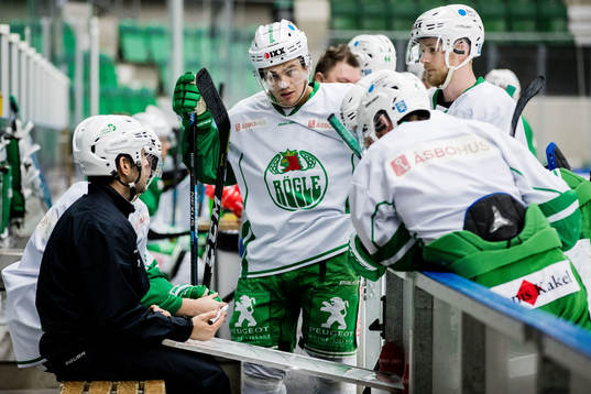 Rögles assisterande tränare Cory Murphy instruerar spelare