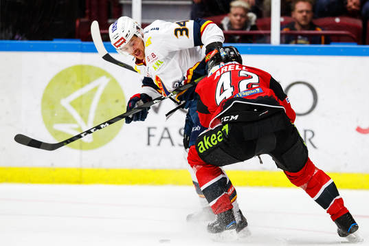 Djurgårdens Daniel Brodin och Malmö Redhawks Niklas Arell