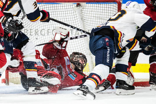 Malmö Redhawks målvakt Oscar Alsenfelt räddar