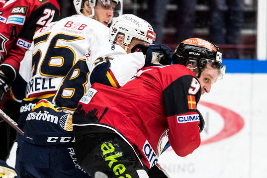Malmö Redhawks Frederik Storm i närkamp