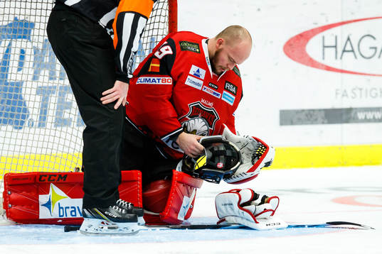 Malmö Redhawks målvakt Oscar Alsenfelt med trasig hjälm