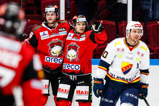 Malmö Redhawks Johan Olofsson jublar samtidigt som
