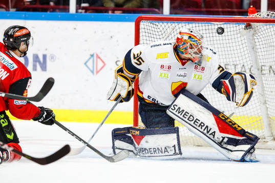 Malmö Redhawks Johan Olofsson gör 1-0 bakom Djurgårdens