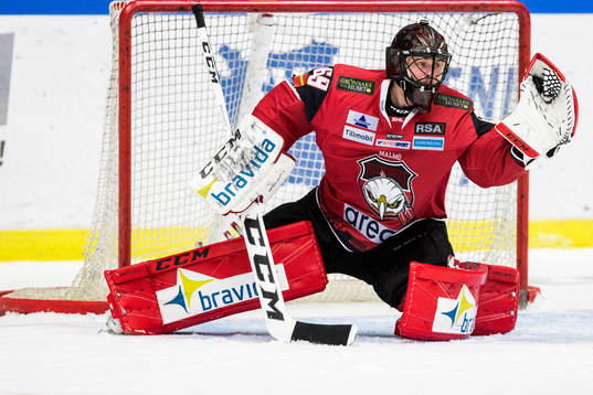 Malmö Redhawks målvakt Oscar Alsenfelt räddar
