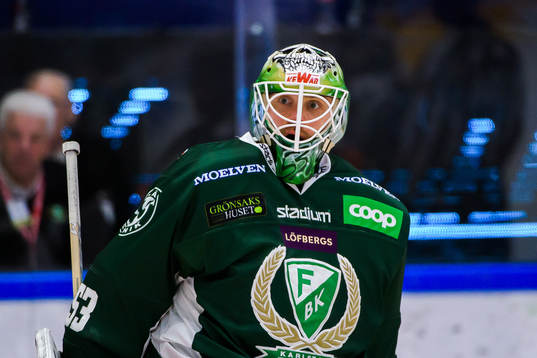 Färjestads målvakt Markus Svensson skriker på