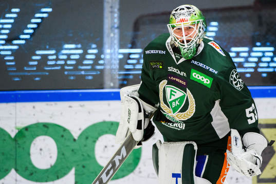 Färjestads målvakt Markus Svensson reagerar