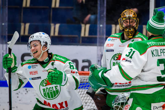 Rögles Leon Bristedt  och målvakt Justin Pogge jublar