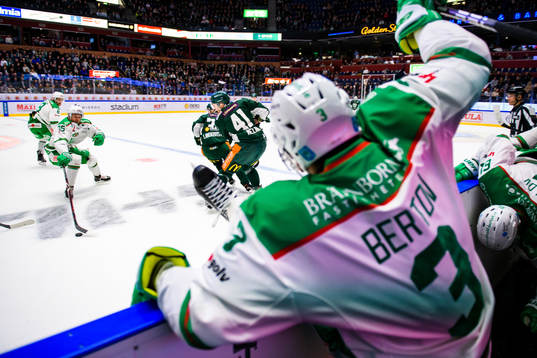 Rögles Daniel Bertov flyger ut i båset