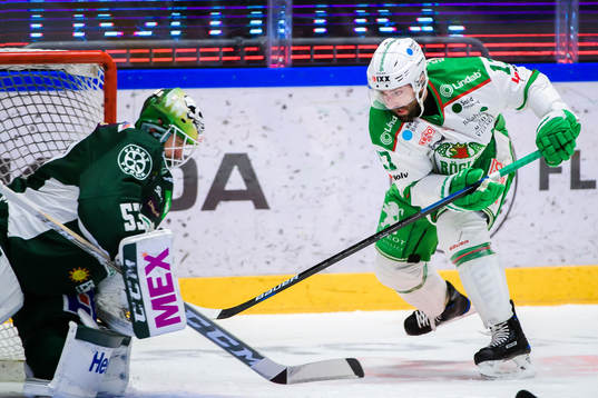 Färjestads målvakt Markus Svensson och Rögles Taylor