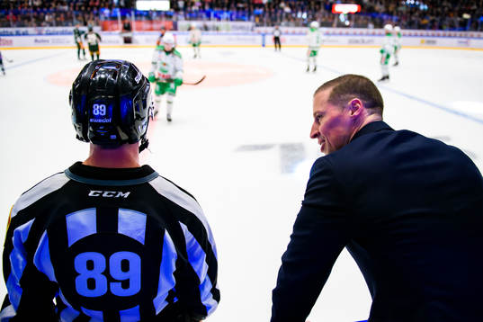 Rögles tränare Cam Abbott samtalar med Linjedomare Gustav