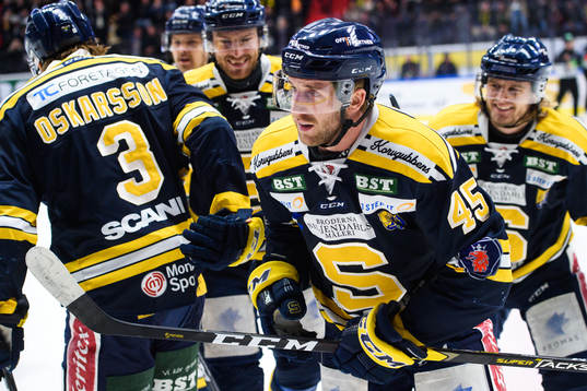 Södertäljes Sebastian Dyk jublar med lagkamrater