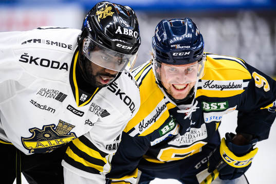 s Daniel Muzito Bagenda och Södertäljes Victor Andersson