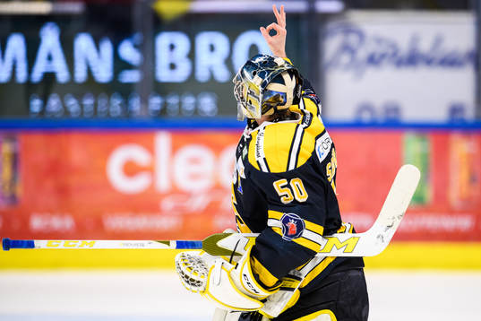 Södertäljes målvakt Alexander Sahlin jublar