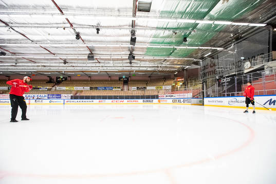 Moras Andrew Rowe och Michael Haga värmer upp innan