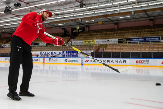 Moras Andrew Rowe innan  ishockeymatchen i SHL mellan Mora