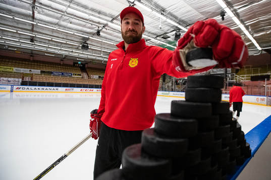 Moras Andrew Rowe innan  ishockeymatchen i SHL mellan Mora