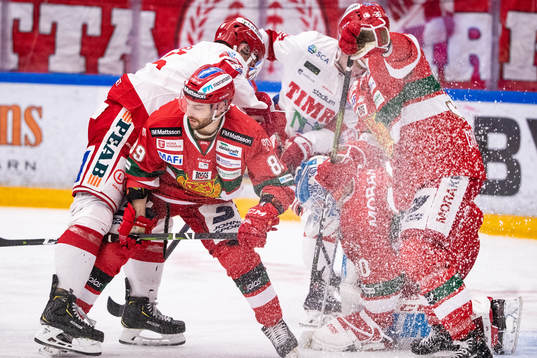 Timrås Patrik Blomberg och Moras Ryan Johnston och Moras