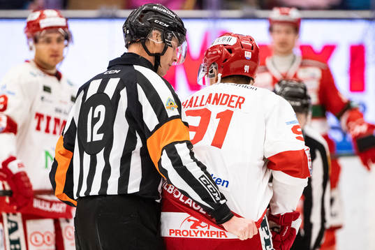 Domare Mikael Andersson hjälper Timrås Filip Hållander