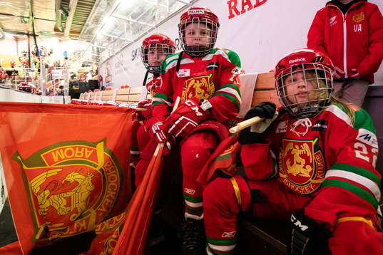 Moras fanbärare ungdom innan ishockeymatchen i SHL mellan
