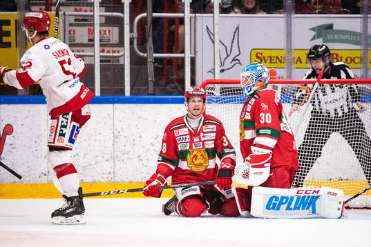 Moras Adam Massuhr och målvakt Janne Juvonen deppar