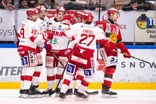 Timrås Filip Hållander i mitten jublar