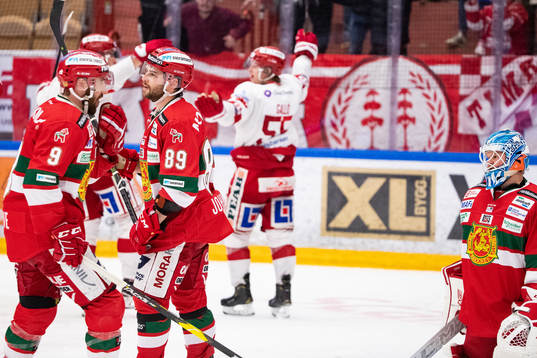 Moras Andrew Rowe och Ryan Johnston och målvakt Janne