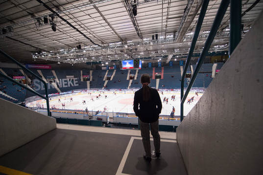 En åskådare följer uppvärmningen på hovet