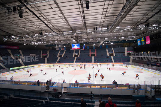Spelarna värmer upp på hovet