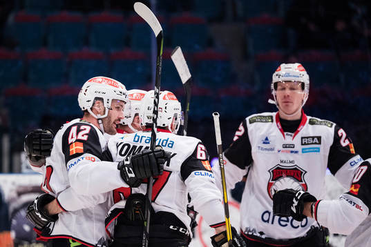 Malmö Redhawks Frederik Storm gör 1-1 och jublar med sina
