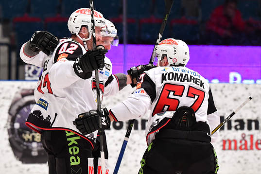 Malmö Redhawks Frederik Storm jublar med Niklas Arell och