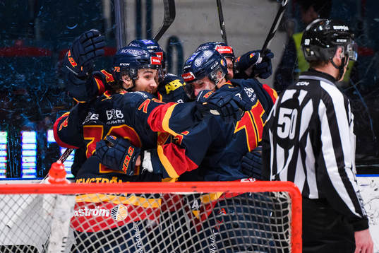 Djurgårdens Daniel Brodin jublar med lagkamrater