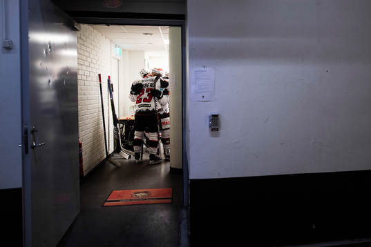Malmö Redhawks Christoffer Forsberg ger en lagkamrat en