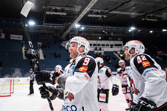 Malmö Redhawks Frederik Storm och Niklas Arell jublar