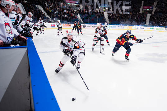Malmö Redhawks Niklas Arell jagas av Djurgårdens Jacob