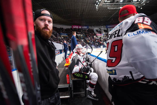 Malmö Redhawks Kim Rosdahl får hjälp av materialaren