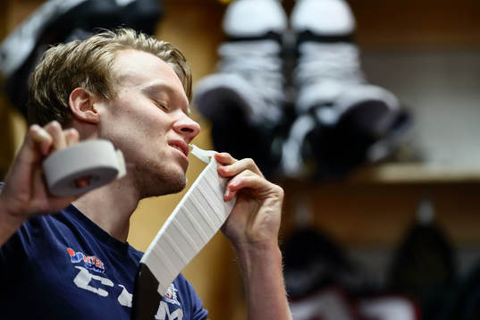 Linköpings Anton Karlsson före ishockeymatchen i SHL
