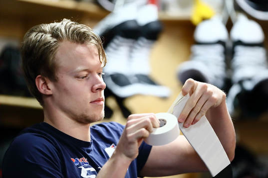 Linköpings Anton Karlsson före ishockeymatchen i SHL