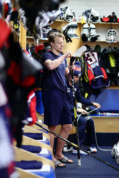 Linköpings Anton Karlsson före ishockeymatchen i SHL