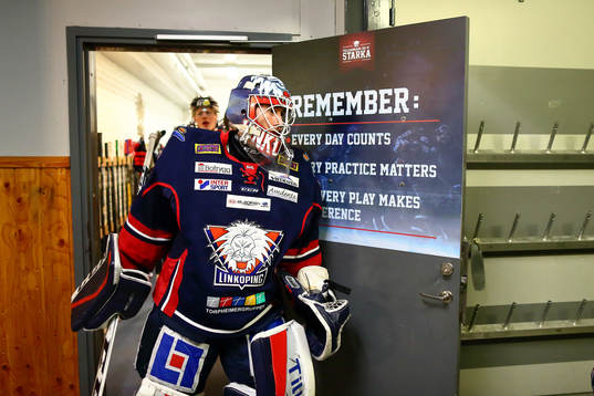 Linköpings målvakt Jacob Johansson före ishockeymatchen