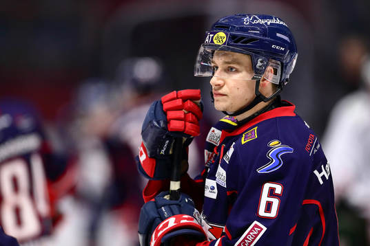 Linköpings Alexander Karlsson före ishockeymatchen i SHL