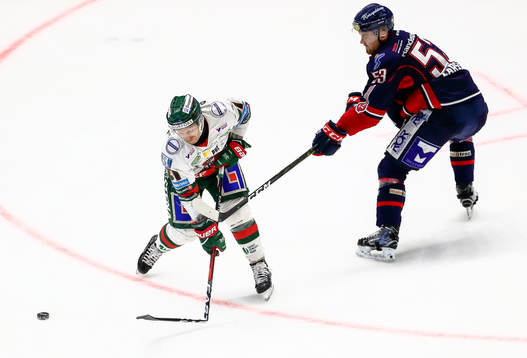 Linköpings Eddie Larsson slår av klubban för Frölundas